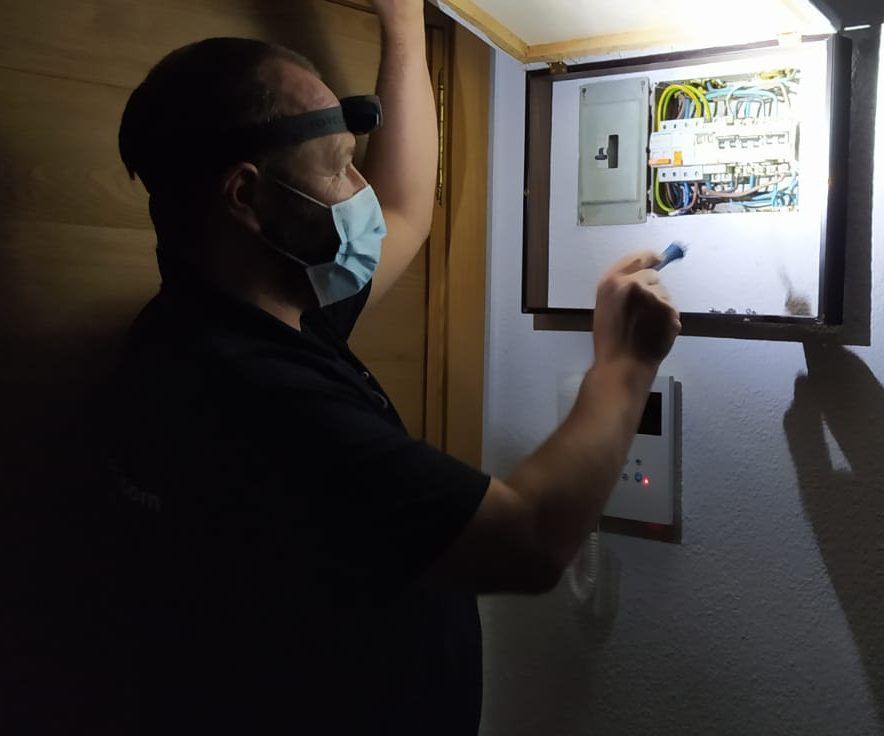 causas de subida de tensión eléctrica